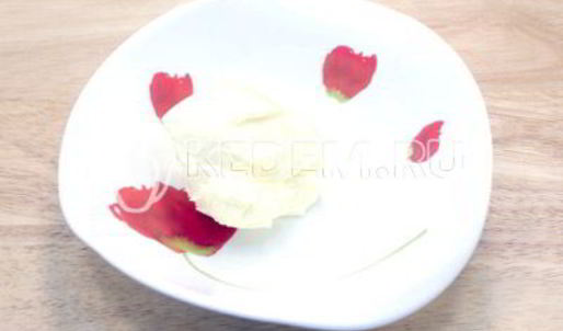 блины на сливках с творогом и клубничным джемом