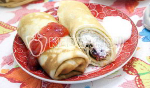 блины на сливках с творогом и клубничным джемом