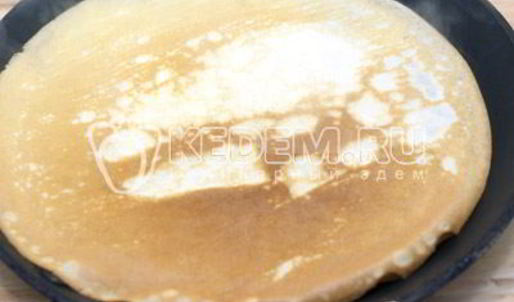 блины на сливках с творогом и клубничным джемом