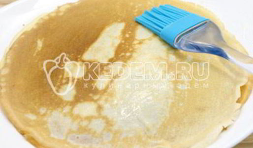 блины на сливках с творогом и клубничным джемом