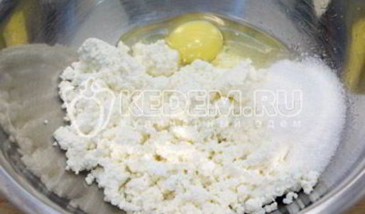 блины на сливках с творогом и клубничным джемом