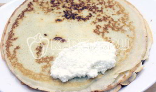 блины на сливках с творогом и клубничным джемом