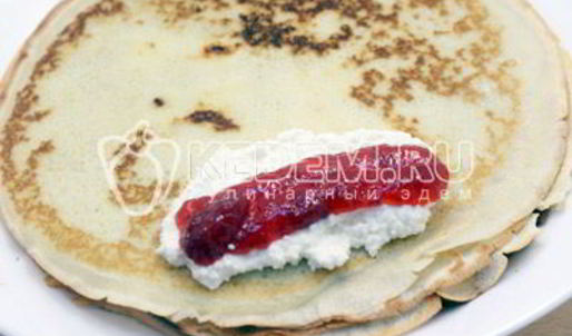 блины на сливках с творогом и клубничным джемом