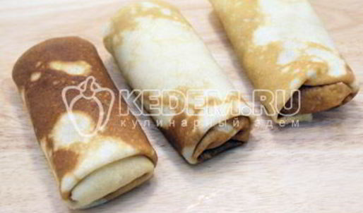 блины на сливках с творогом и клубничным джемом