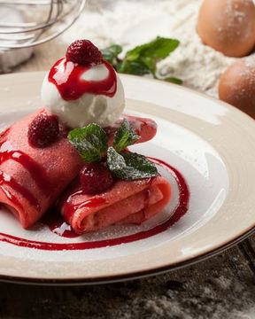Малиновые блины с мороженым и рикоттой