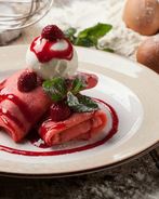 Малиновые блины с мороженым и рикоттой
