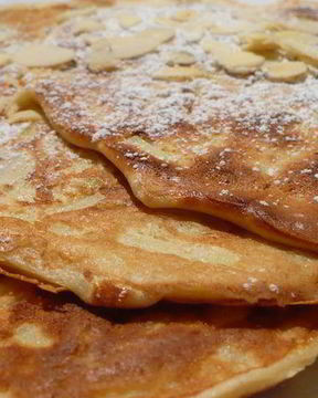 Яблочные блины с миндалем и корицей