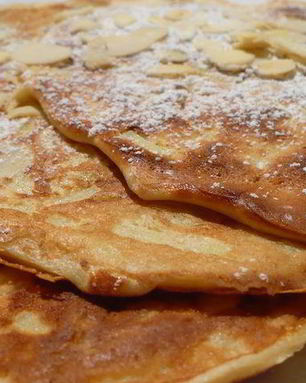 Яблочные блины с миндалем и корицей