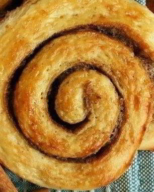 Аппетитные сдобные булочки с корицей