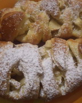 Булочки-косички с яблоками