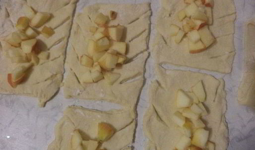 булочки-косички с яблоками