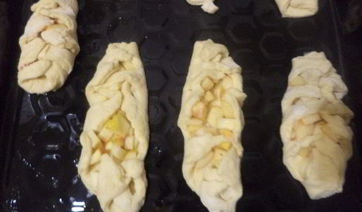 булочки-косички с яблоками