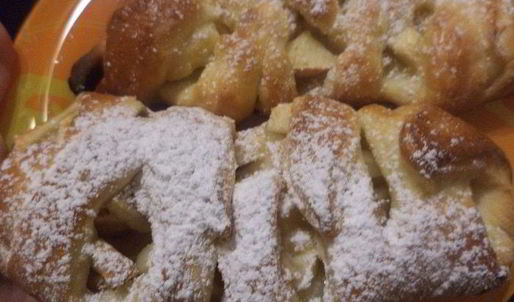 булочки-косички с яблоками