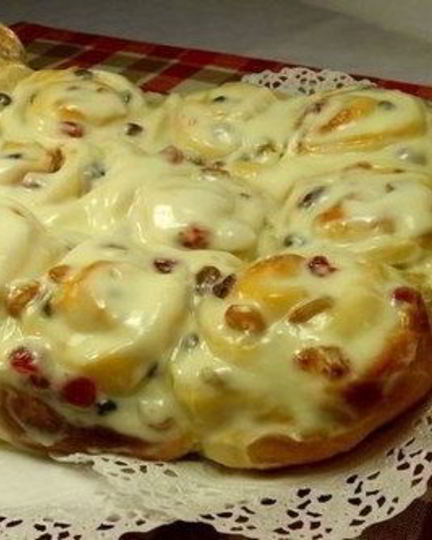Рецепт булочек с изюмом в сливочной заливке