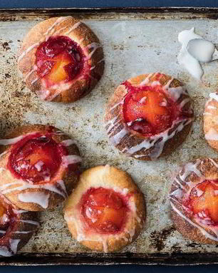 Булочки со сливами и сахарной глазурью