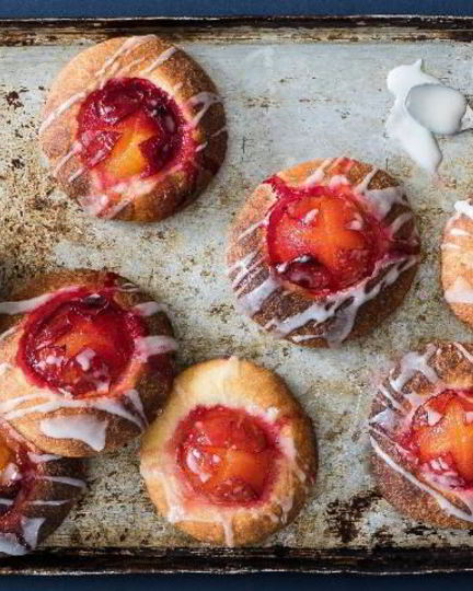 Рецепт булочек со сливами и сахарной глазурью