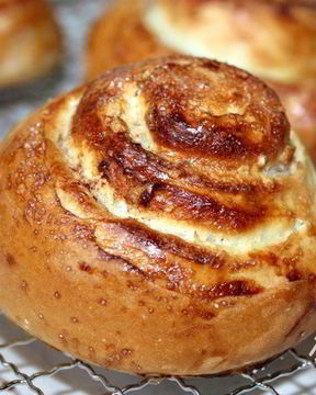 Булочки-улитки с корицей и грецким орехом