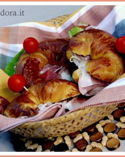 Рецепт бутербродных круассанов с расстойкой в холодильнике