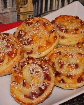 Быстрые слоеные булочки с колбасой и сыром
