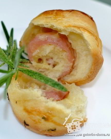 Рецепт чесночно-розмариновых булочки с беконом и сыром