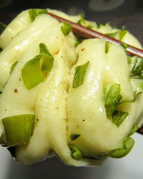 Китайские паровые булочки с зеленым луком