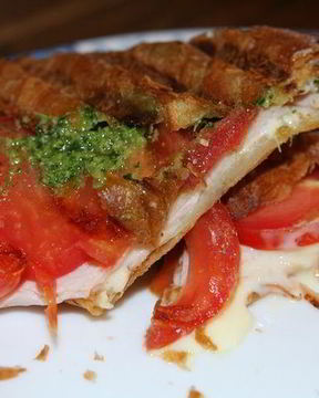 Круассаны с ветчиной, сыром и помидорами