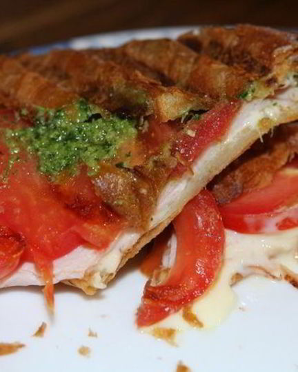 Рецепт круассанов с ветчиной, сыром и помидорами