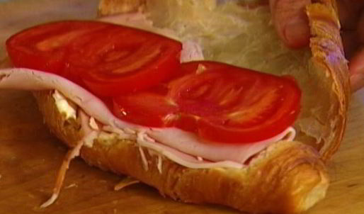 круассаны с ветчиной, сыром и помидорами