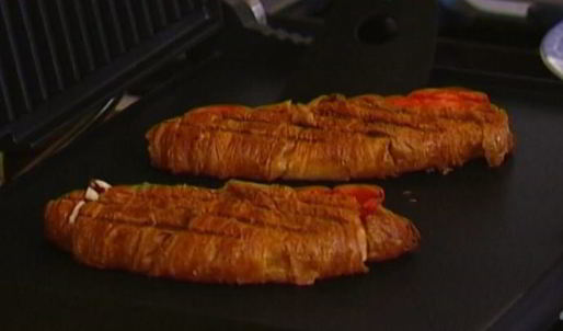 круассаны с ветчиной, сыром и помидорами