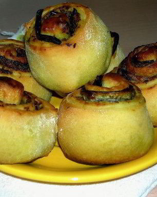 Пикантные булочки с начинкой из песто и баклажанов