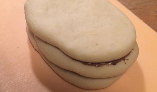 сдобные булочки с шоколадной пастой