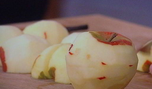 сдобные заливные булочки с глазированным яблоком