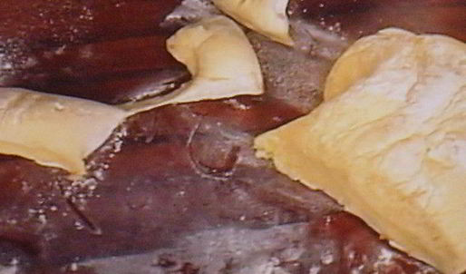 сдобные заливные булочки с глазированным яблоком