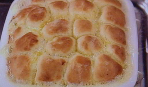 сдобные заливные булочки с глазированным яблоком