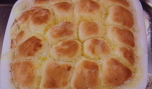 сдобные заливные булочки с глазированным яблоком