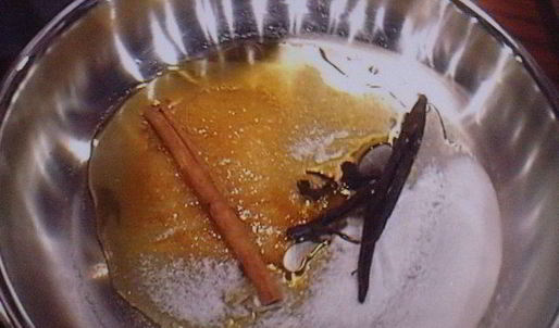 сдобные заливные булочки с глазированным яблоком