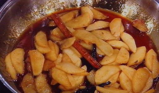 сдобные заливные булочки с глазированным яблоком