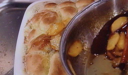 сдобные заливные булочки с глазированным яблоком