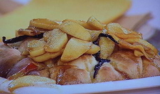 сдобные заливные булочки с глазированным яблоком