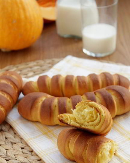 Рецепт воздушные тыквенные булочки на сгущенке