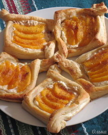 Рецепт быстрых слоек с рикоттой и персиками