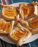 Быстрые слойки с рикоттой и персиками