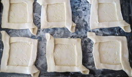 быстрые слойки с рикоттой и персиками