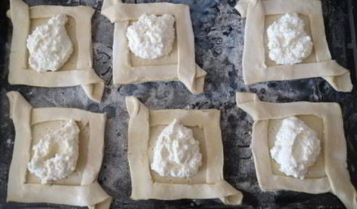 быстрые слойки с рикоттой и персиками