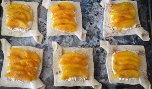 быстрые слойки с рикоттой и персиками