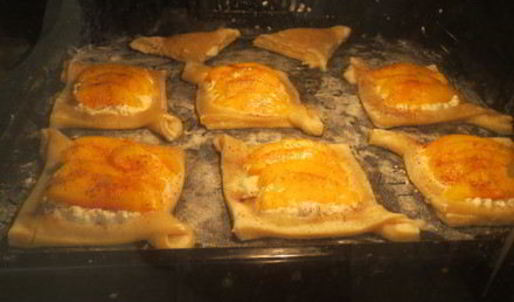 быстрые слойки с рикоттой и персиками