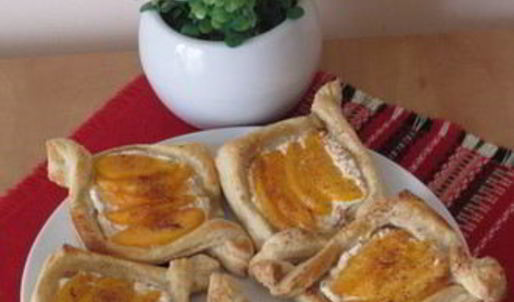 быстрые слойки с рикоттой и персиками