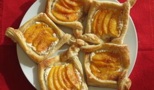 быстрые слойки с рикоттой и персиками