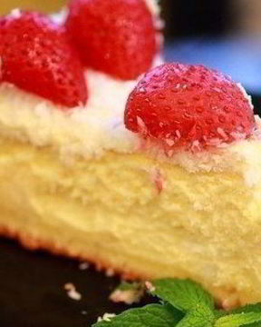 Лимонный чизкейк с клубникой и кокосом