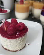 Мини-чизкейк из козьего сыра с малиной